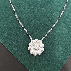 🔴 NWOT sterling silver flower CZ necklace